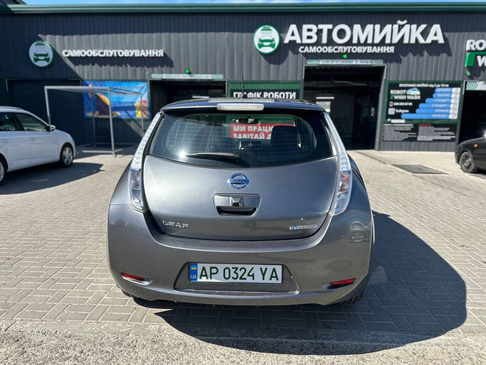 NISSAN LEAF 2015 год