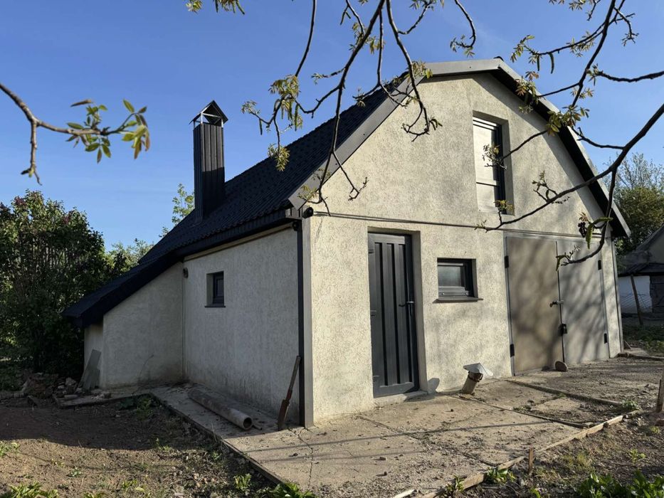 Гараж,земельна ділянка,літня кухня,підвал,горище.