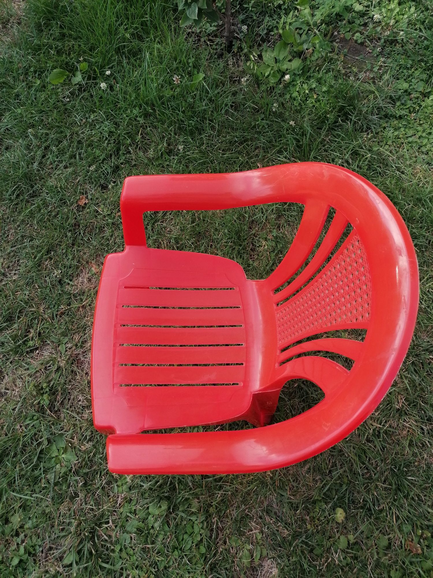 Plastikowe krzesełko dla dziecka