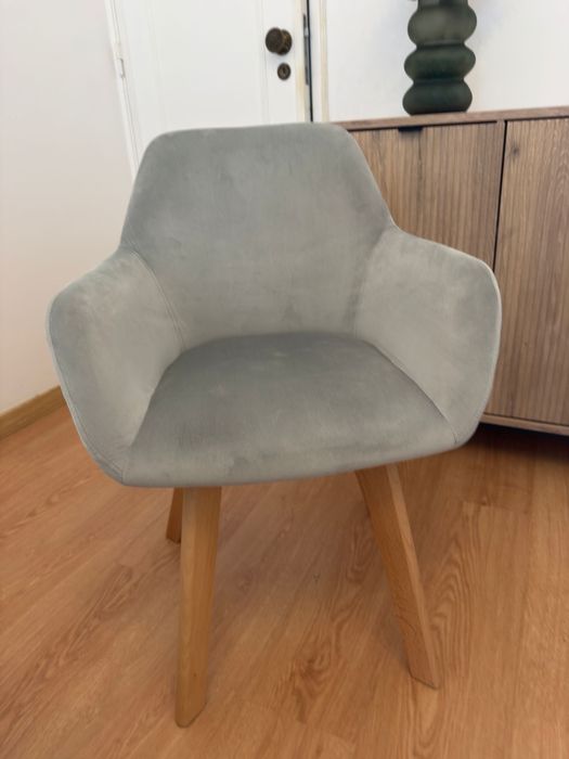 4 Cadeiras - estilo moderno - muito pouco uso - 120€