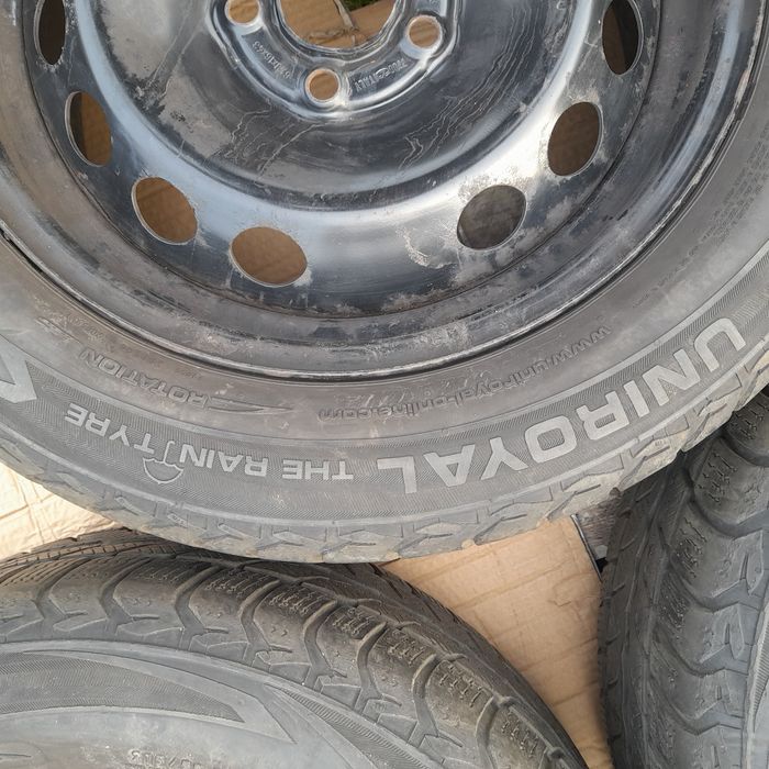 Opony zimowe z felgami stalowymi.