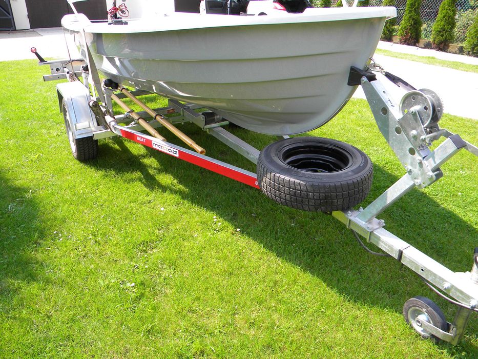 łódka wędkarska dł. 390 cm z silnikiem i przyczepą podłodziową