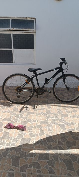 Bicicleta preta com mudanças