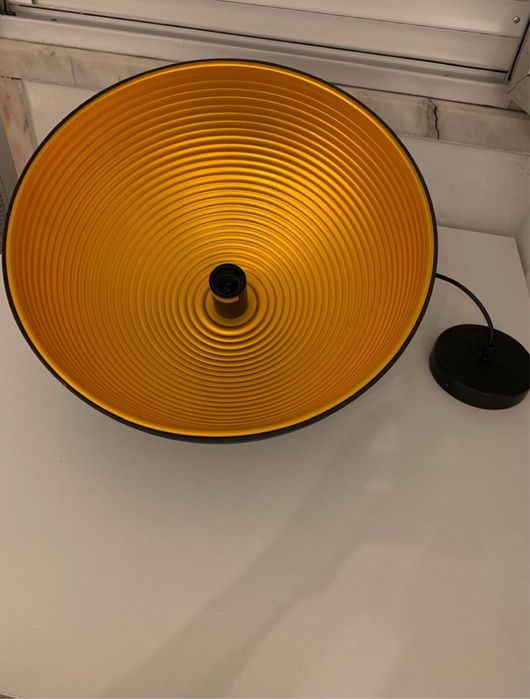 Candeeiro de teto de metal com interior dourado