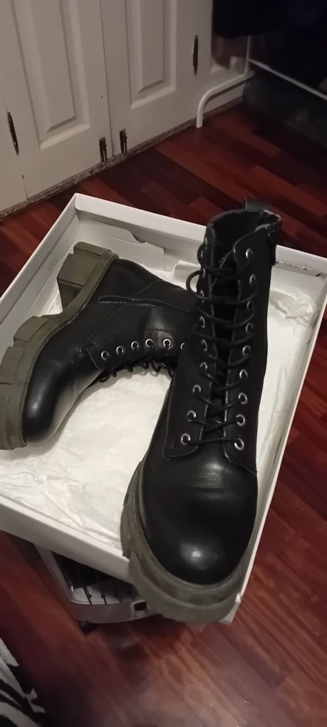 Bota / coturno em pele