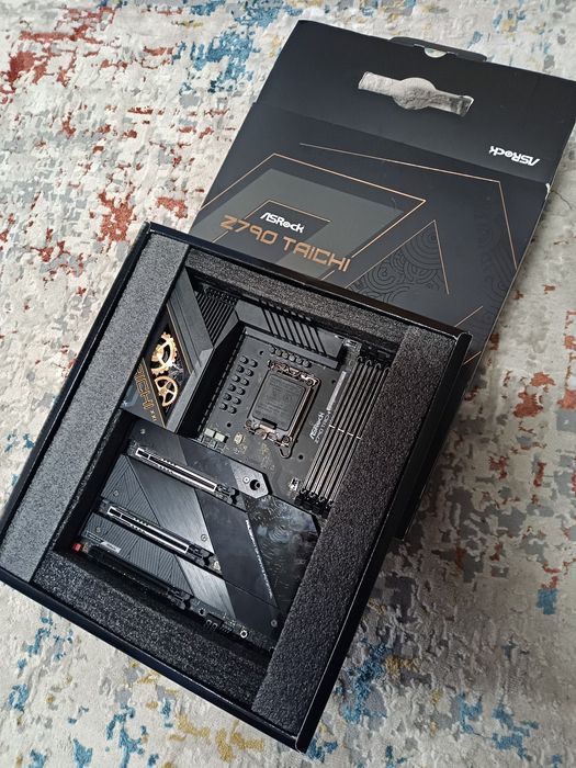 Продам материнську плату ASRock Z790 TAICHI.