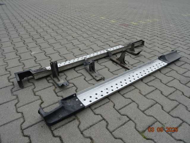 Suzuki Grand Vitara II 3D 2005- Próg Progi Boczne Stopnie Listwy Kpl