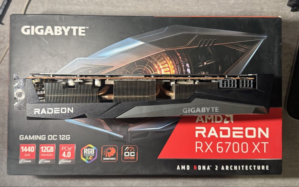 Видеокарта Gigabyte RX 6700 XT 12gb идеальная
