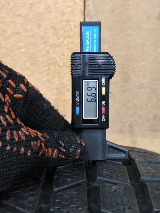 Шини резина зима 235/60 R17 Vredstein