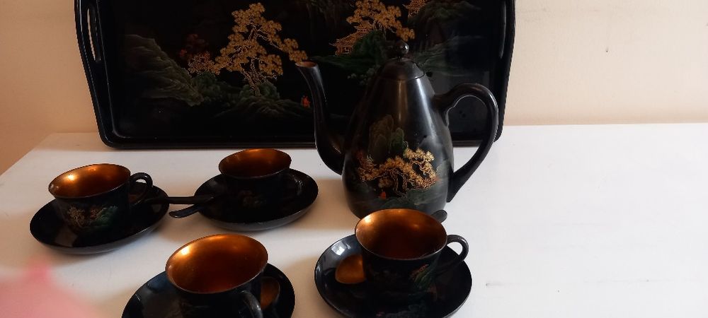 Bule e Chávenas de Chá em Charão