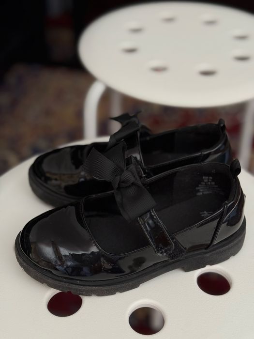 Sapatos com laço tamanho 28