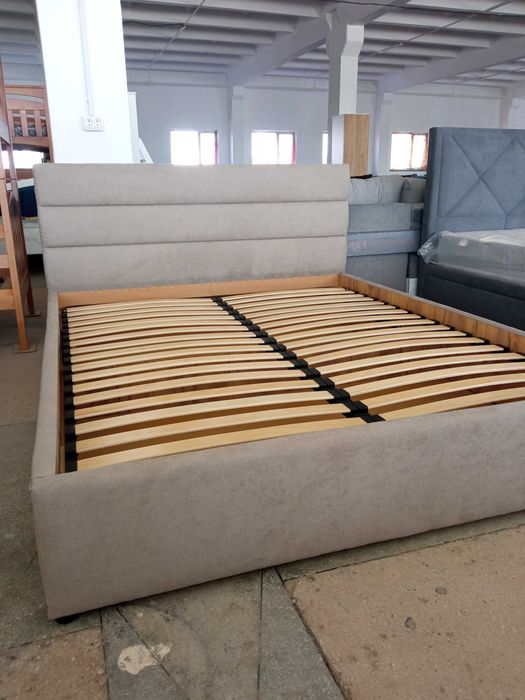 Ліжко м'яке з підйомним механізмом.