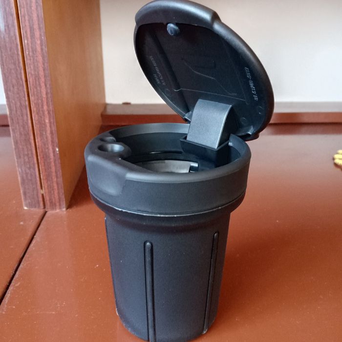 Popielniczka kubek MAN TGX TGS oryginał schowek z pokrywką


---

Tyt