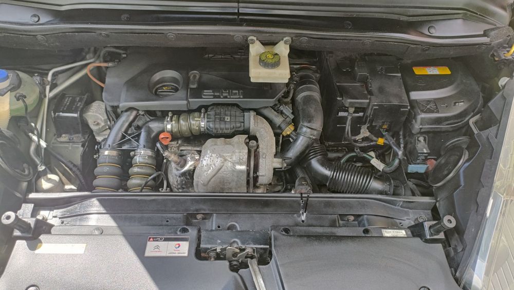 Citroen C4 Grande Picasso 7l automática recebo retoma para facilitar.
