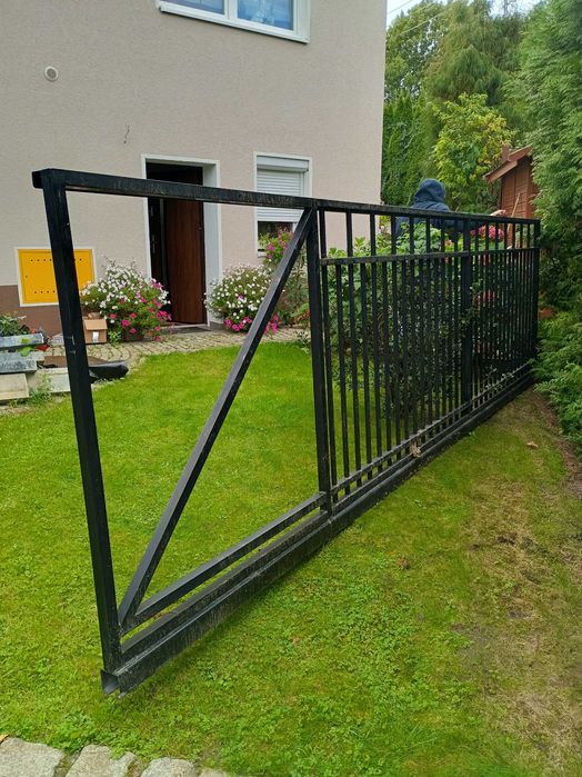 brama wjazdowa przesuwna kompletna z napędęm rolkami i słupami