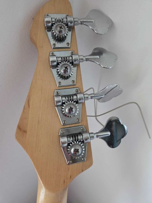 Gitara basowa Peavey Milestone - BXP, 4struny,kolor Red.