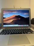 Srebrny Macbook Air