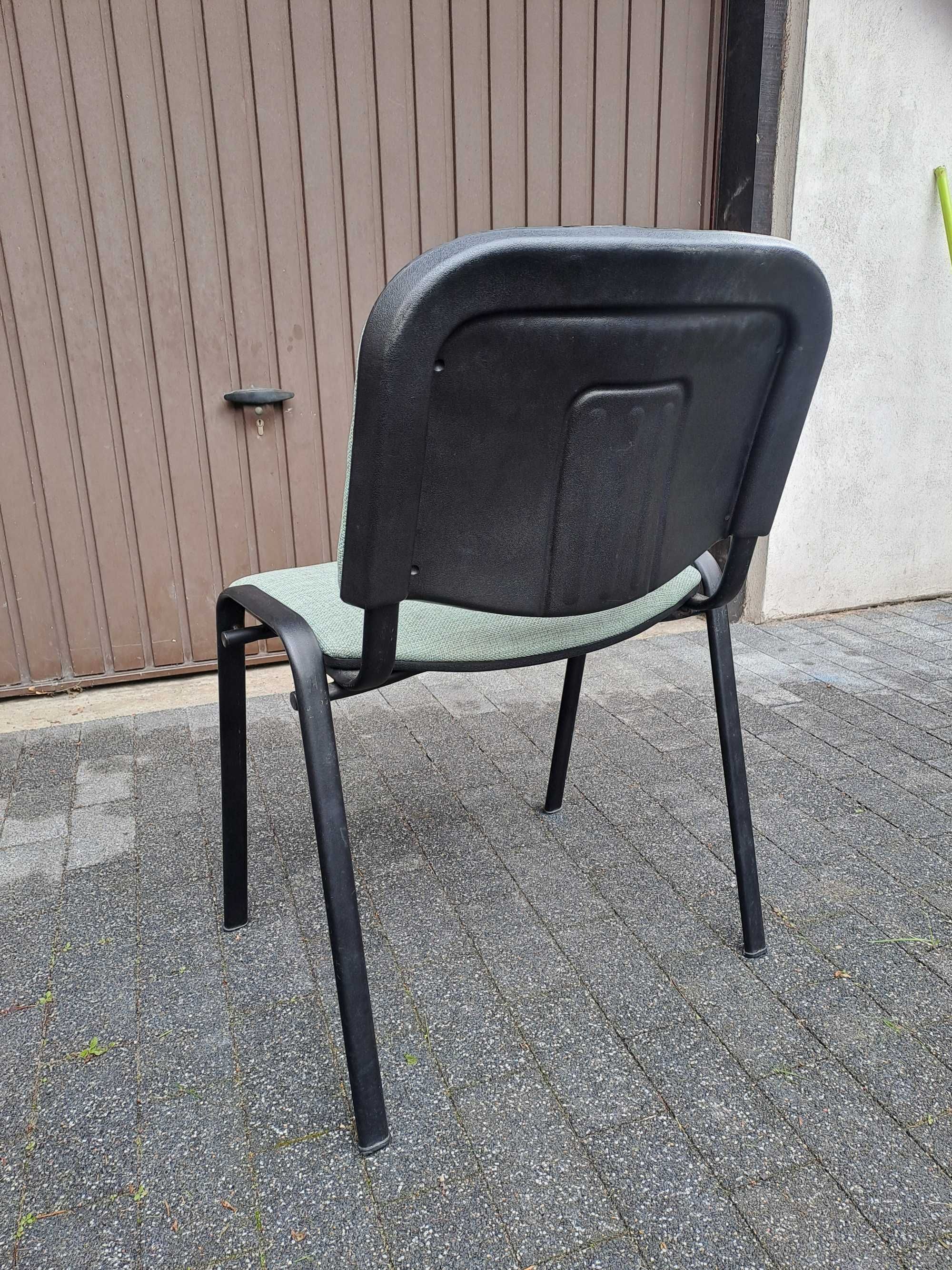 Krzesło wyściełane w stanie idealnym.