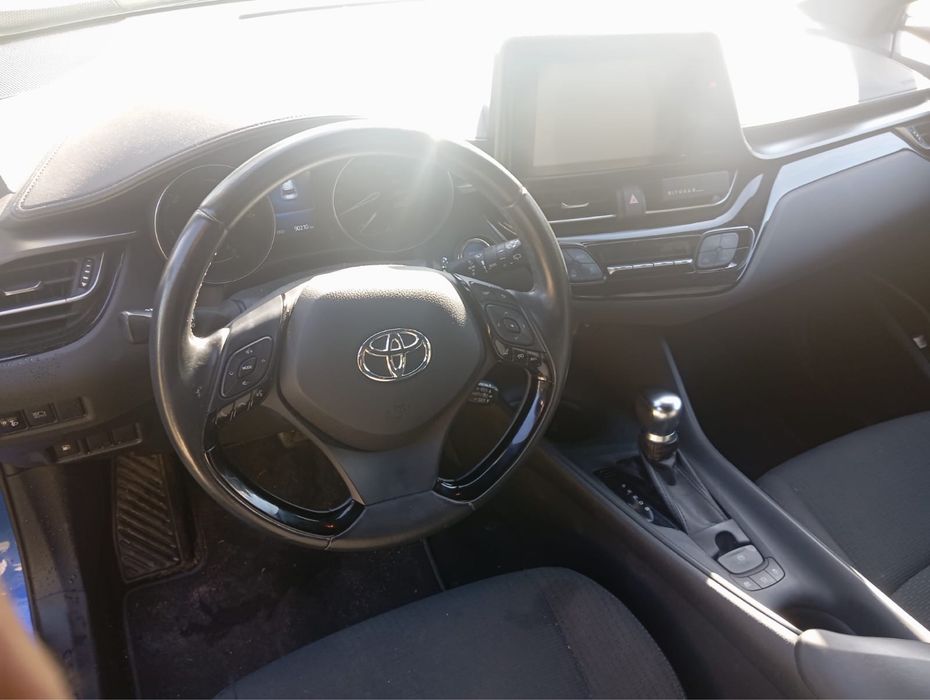 Toyota C-HR – nowoczesny crossover, niezawodny i oszczedny .