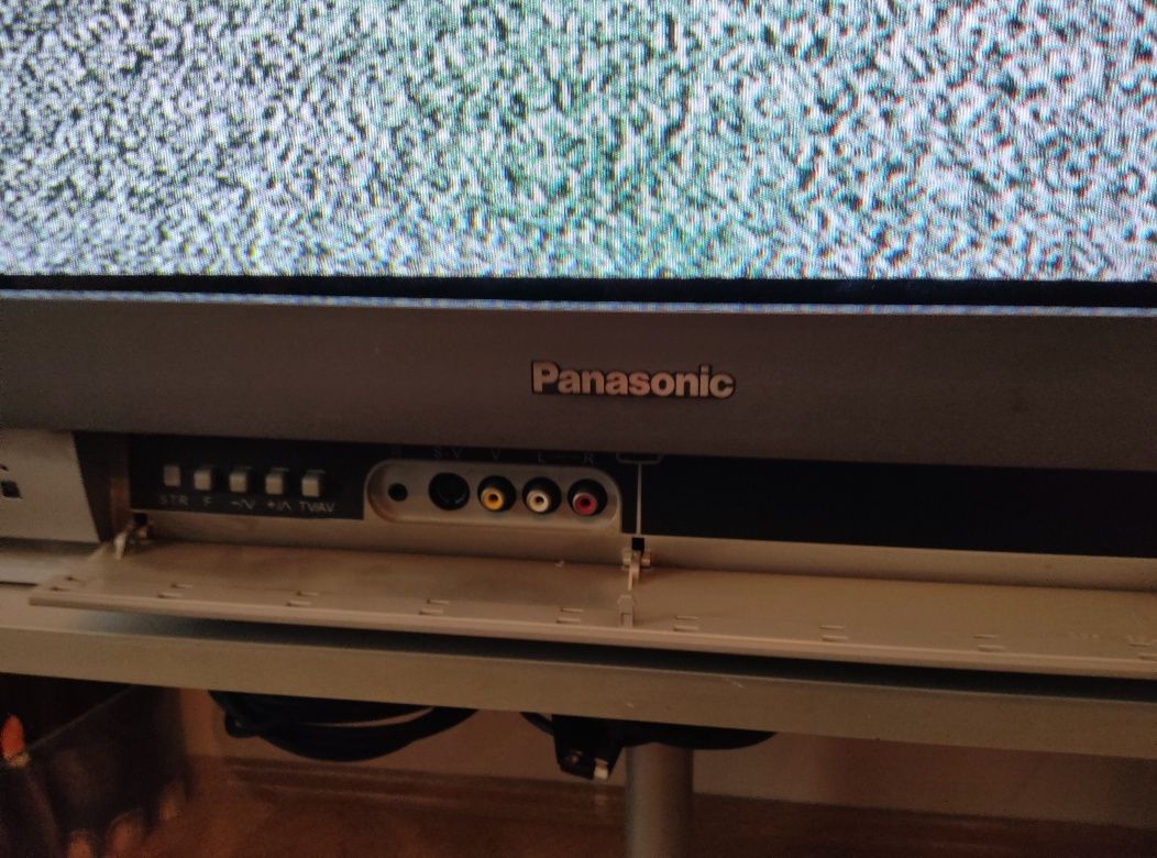 Telewizor Panasonic 28 cali ze stolikiem w komplecie.
