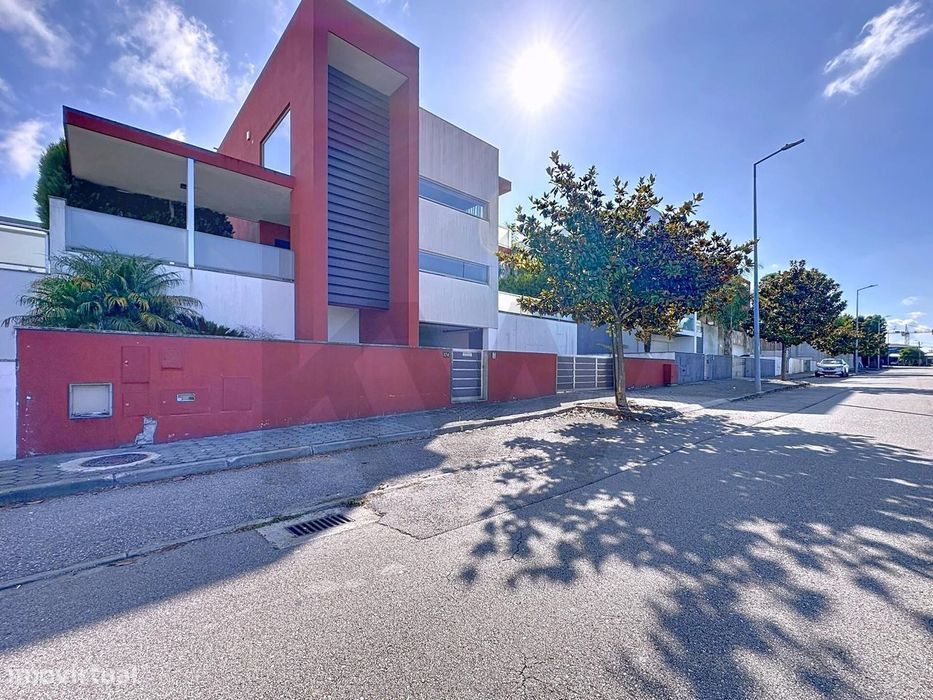 Incrível Moradia Individual c/ Jardim & Excelentes Áreas - * Luxuosa U