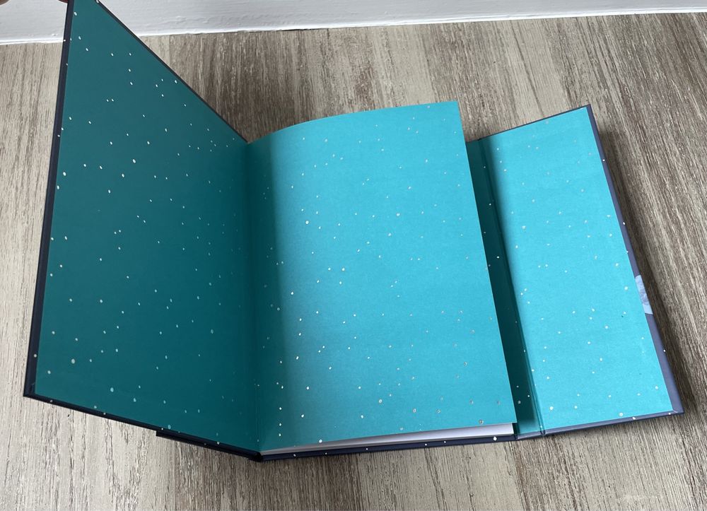 Caderno ou diário com tema espacial ou astronómico