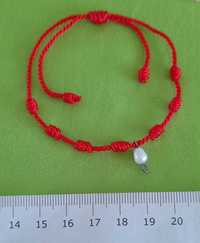 Czerwona bransoletka ze sznureczka z supełkami z białą perłą naturalną