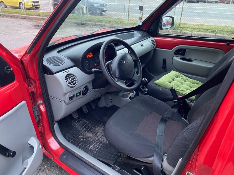 Renault Kangoo ne farbovana