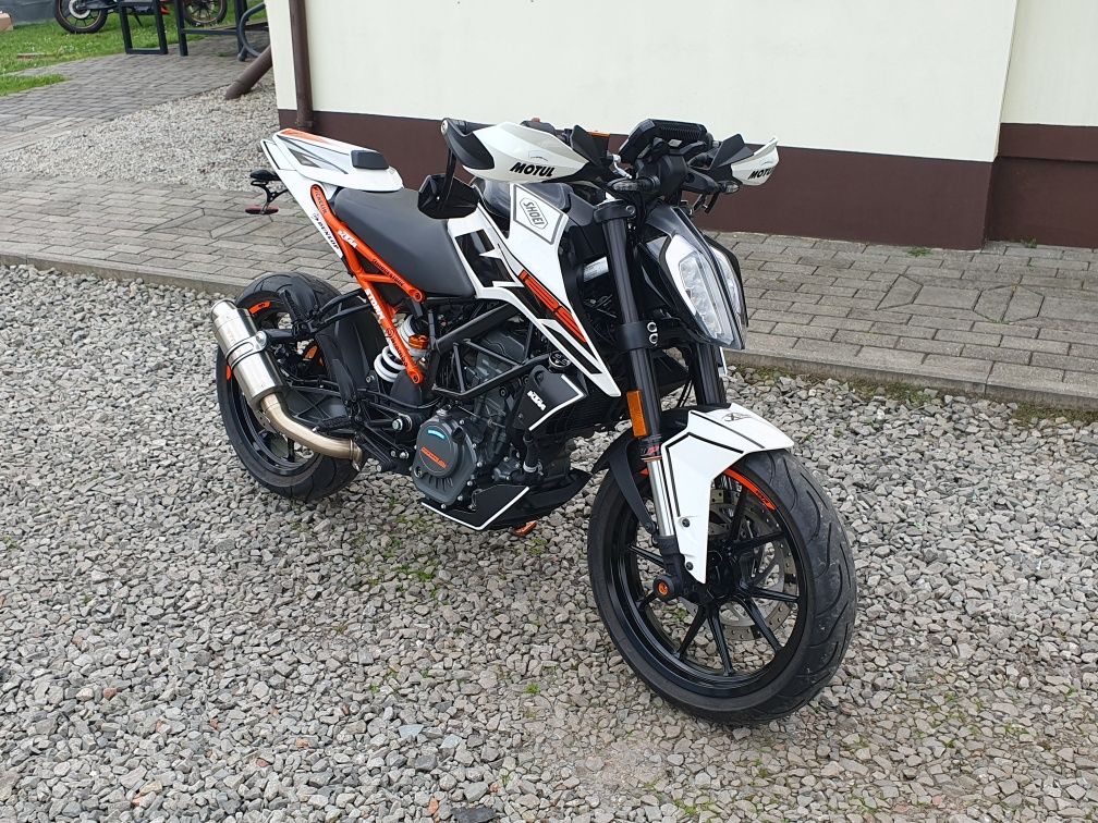 Ktm duke 125 abs posiada dodatki ,stan perfekt