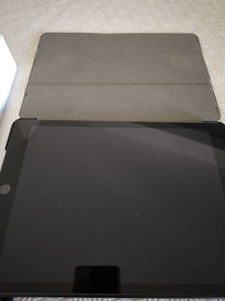 iPad 32GB 8th Generation + Apple Pencil