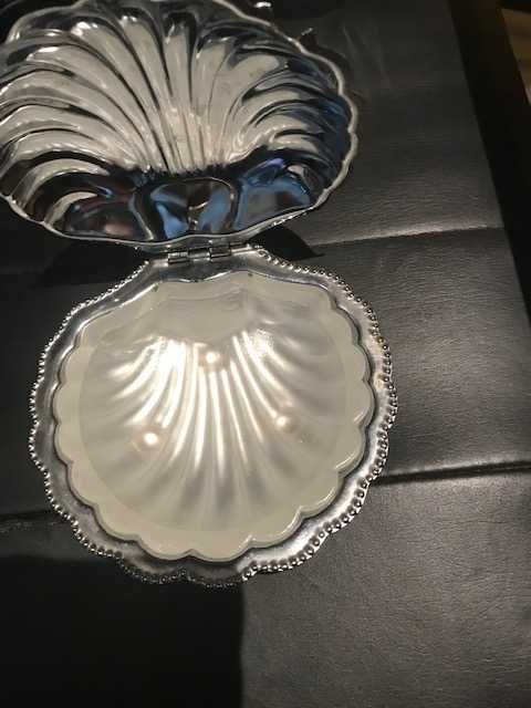 Concha em metal em bom estado