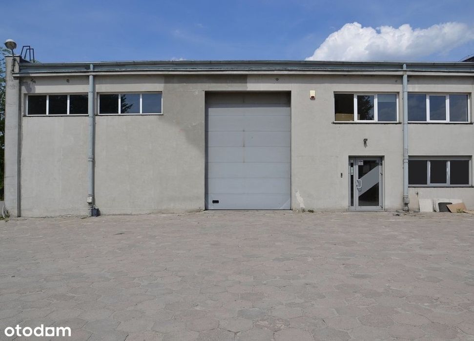 Magazyn z biurem i dużym placem.