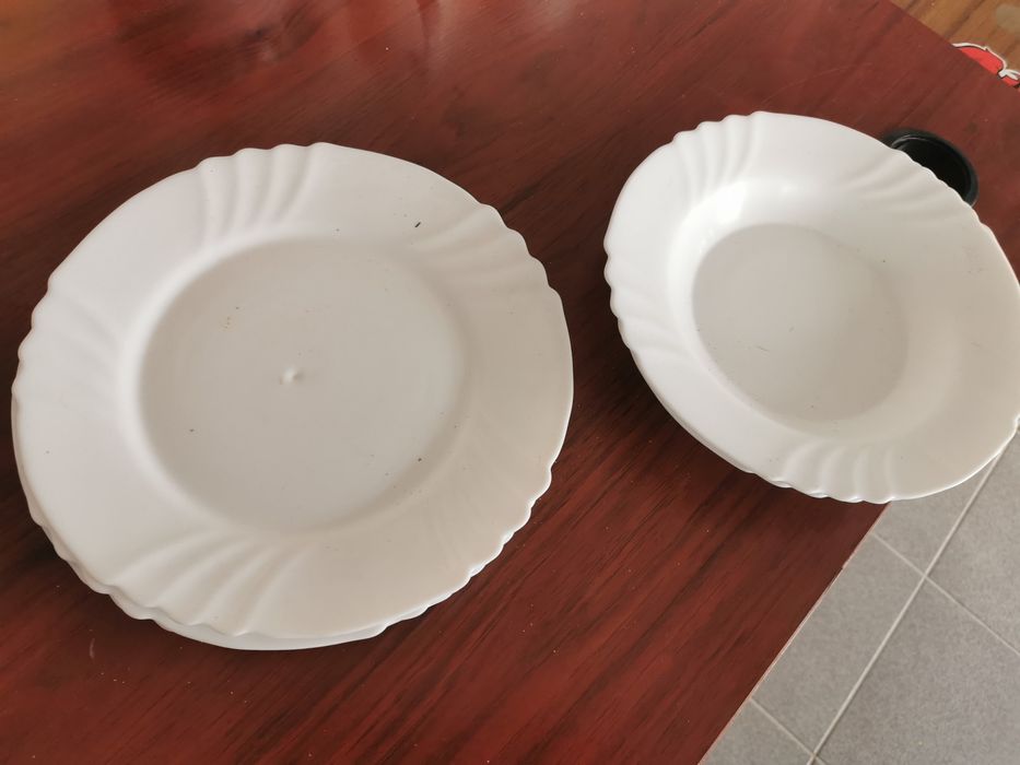 Pratos de louça diversa.