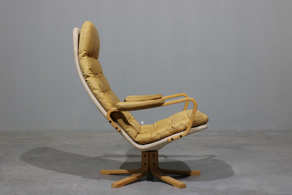 Par de poltronas Sam Larsson modelo Mona em faia e couro