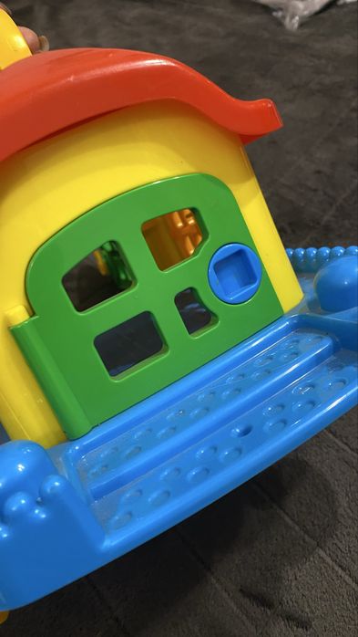 Іграшка сортер будинок на колесах