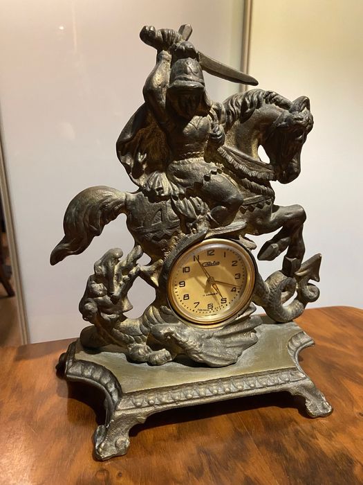 Piękny zegar Św Jerzy ze smokiem