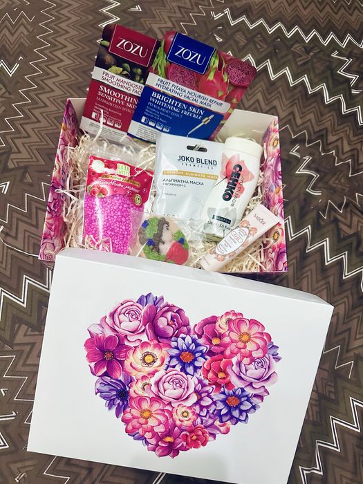 Подарунок. Подарунковий набір в яскравій коробці для жінок, дівчат