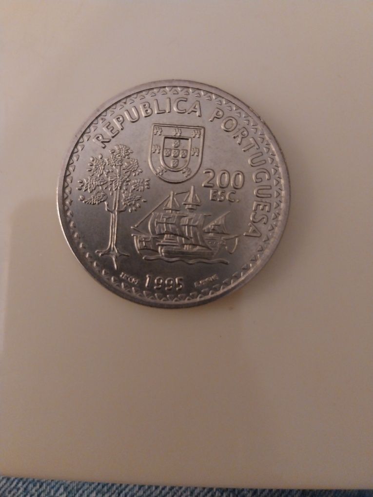 Moedas comemorativas de 100 e 200 escudosos