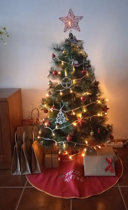 Árvore de Natal com enfeites (bolinhas)