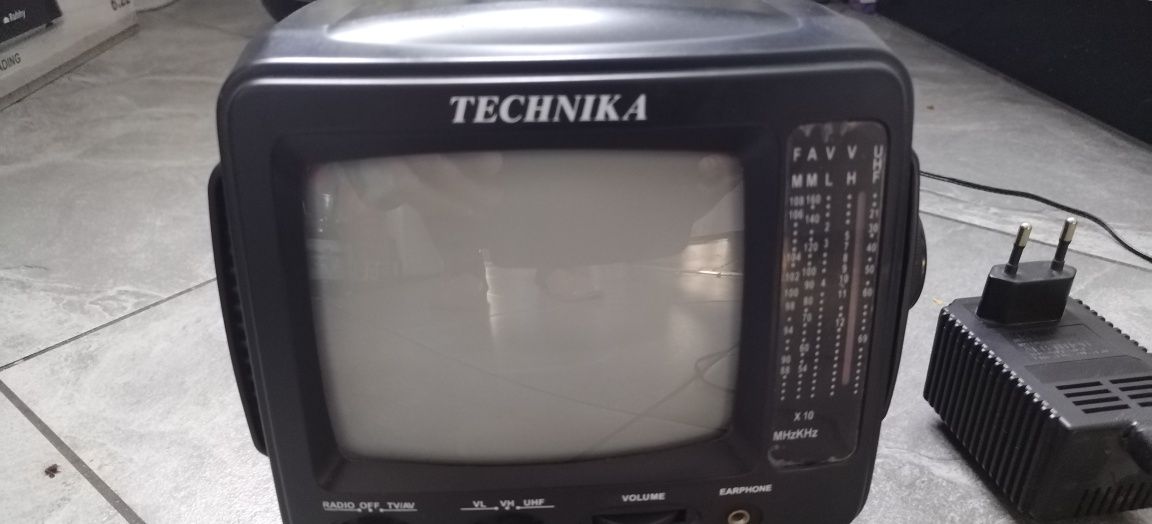 Przenośny telewizor z radiem