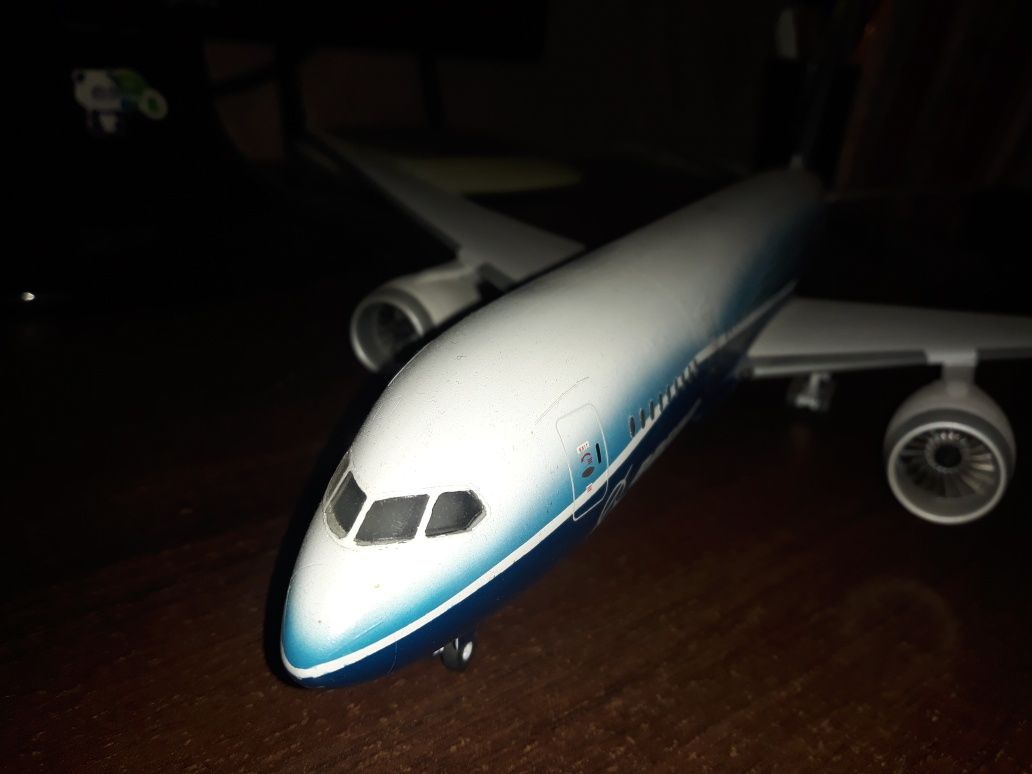 Модель самолёта Боинг (Boeing) 787-8 в 1:144 масштабе