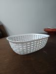Cesta branca rectangular com rede, anti-derrapante