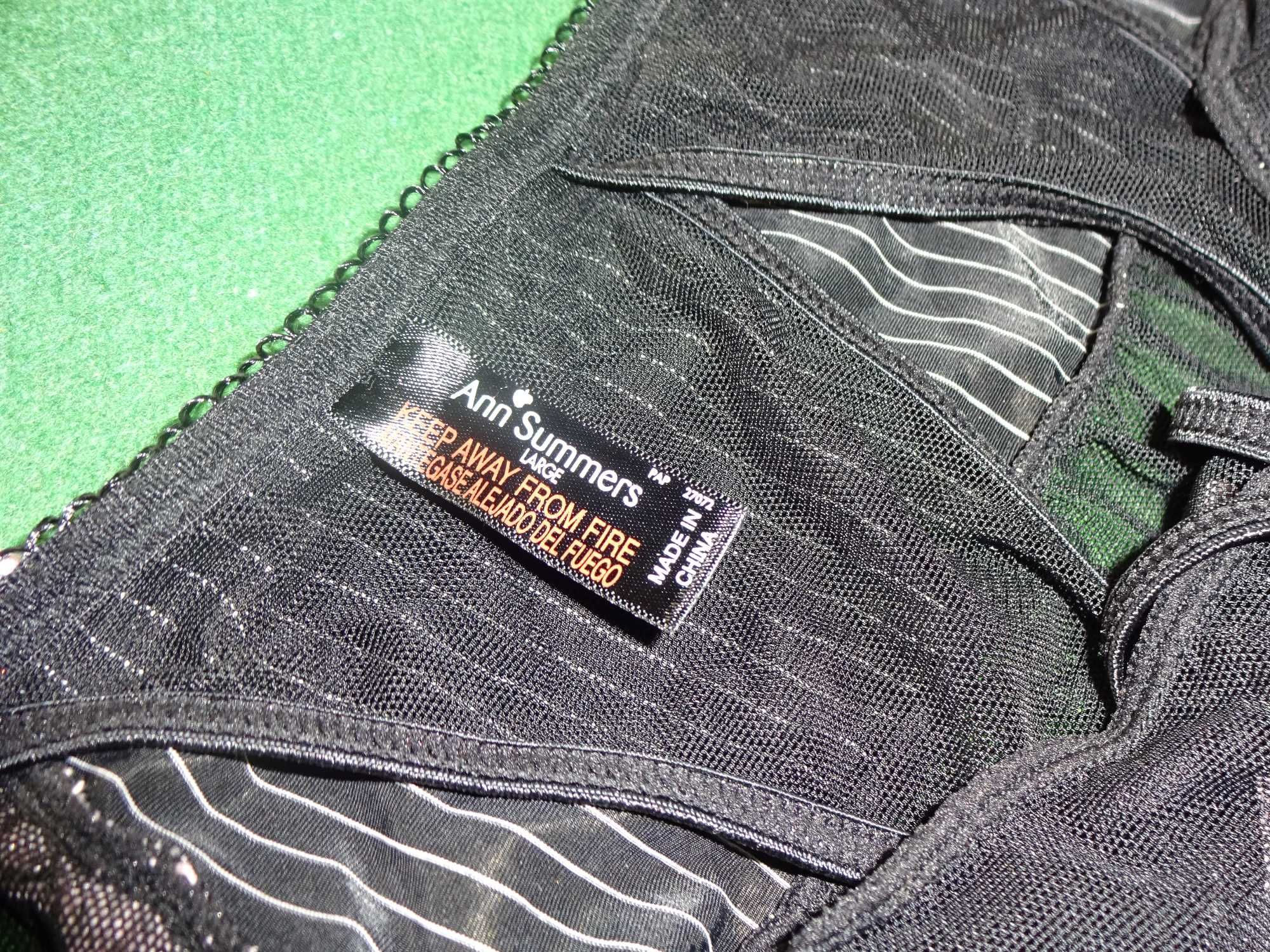 ANN SUMMERS czarny pas do pończoch ze stringami z otworem L