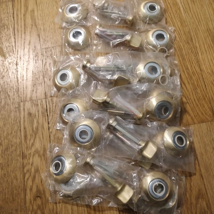 Дверные ручки, замки, фурнитура