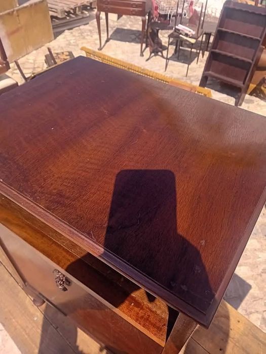 Mesa de cabeceira/apoio