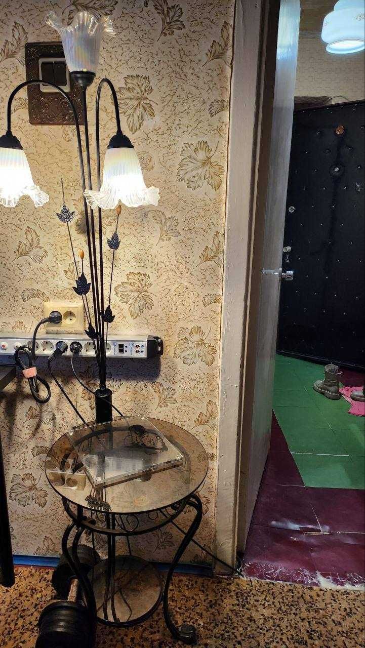 Напольный торшер.