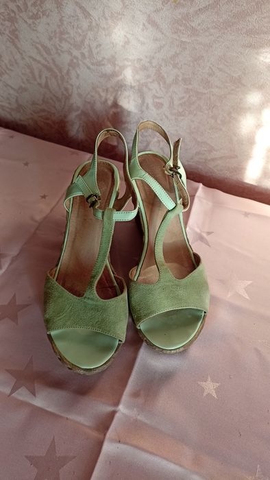 Женские босоножки