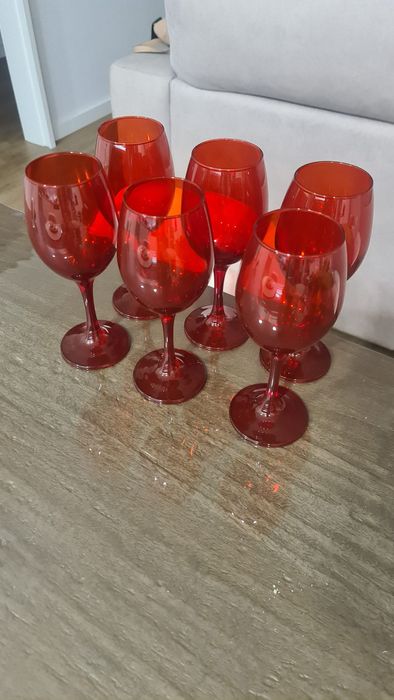 Copos altos vermelhos