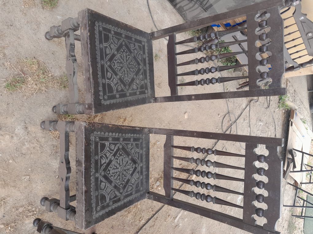 Mesa e cadeiras antigas