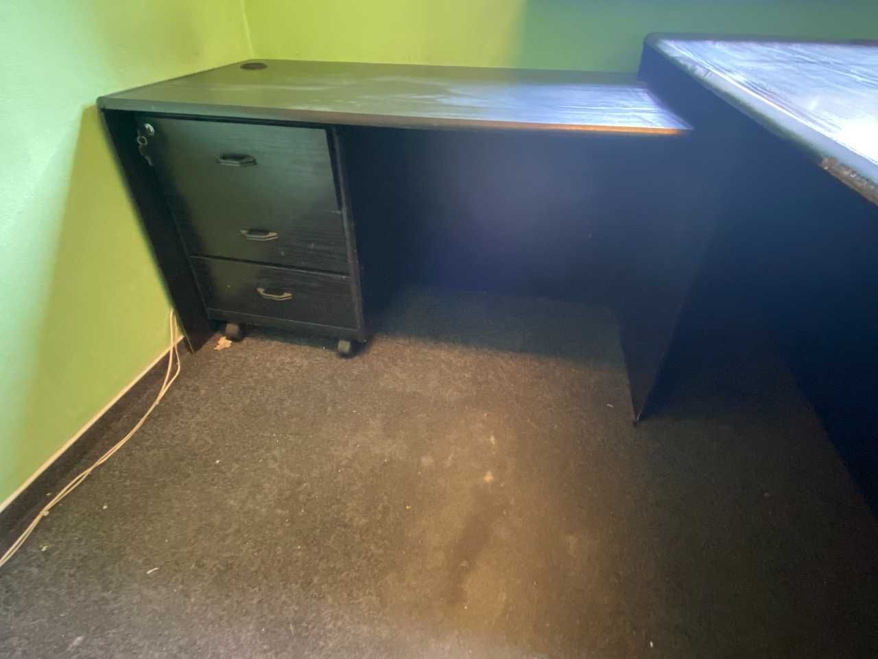 Czarne biurko do firmy
